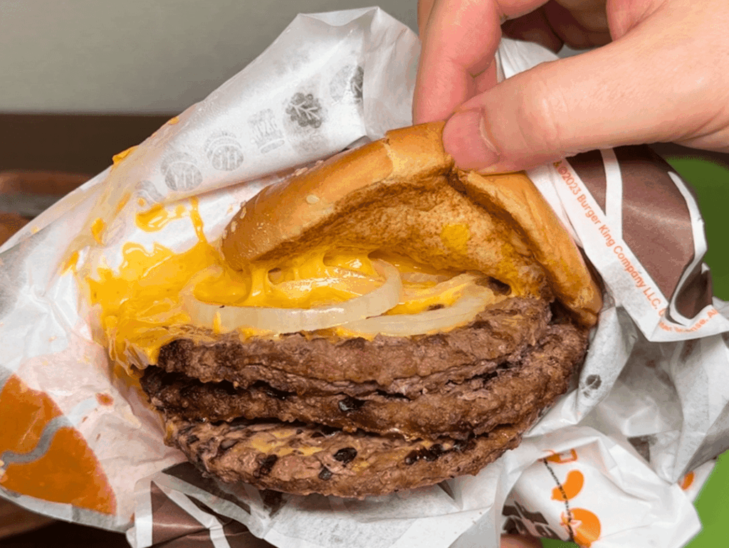 ビッグマウスバーガー チーズ&チーズをめくったところ
