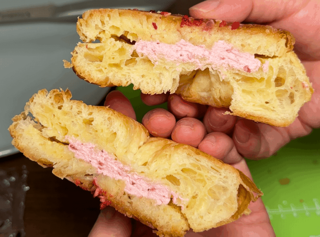 クイニーアマンサンド 苺バタークリームの断面
