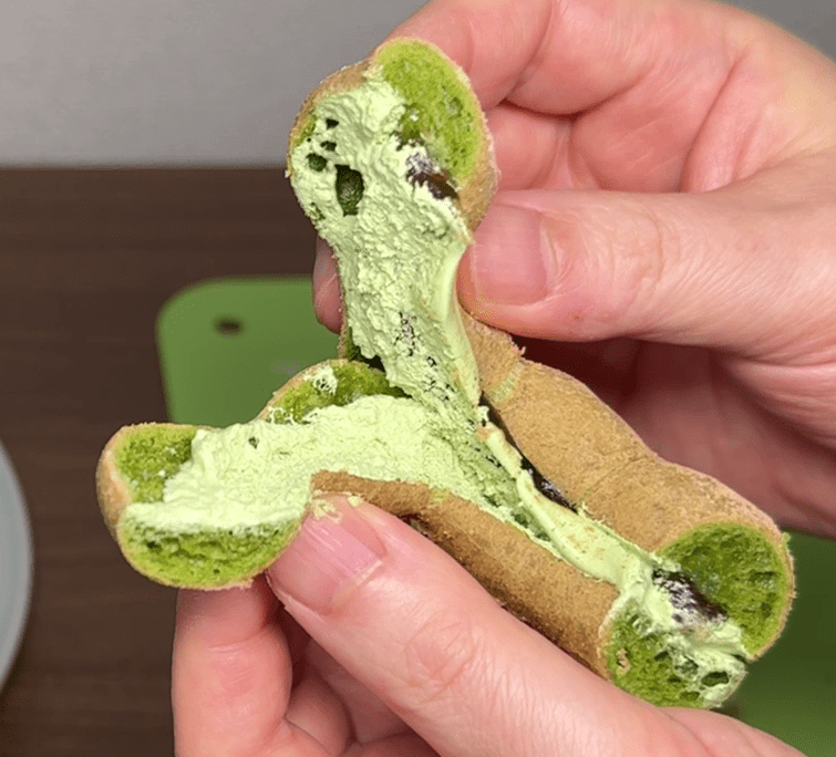 ポン・デ・宇治抹茶 黒糖わらびもちを開けてみた