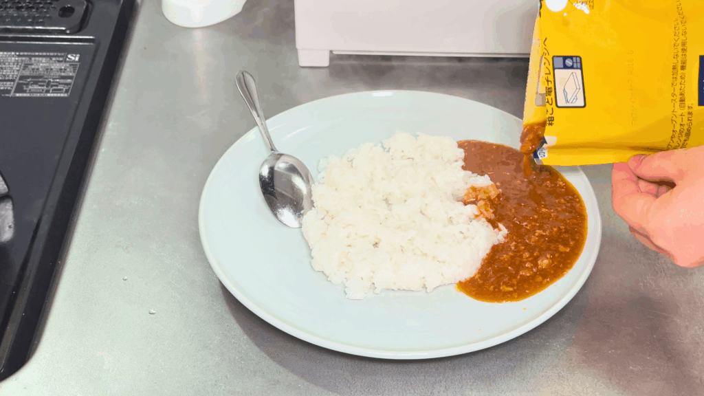 ファミマのスパイシーキーマカレーはシャバシャバ系