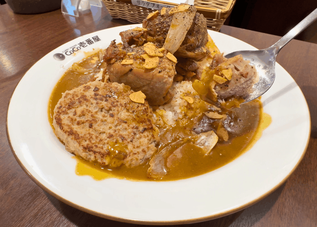 ホロ肉ガーリック&ペッパーカレー:肉塊にスプーンを差し込む