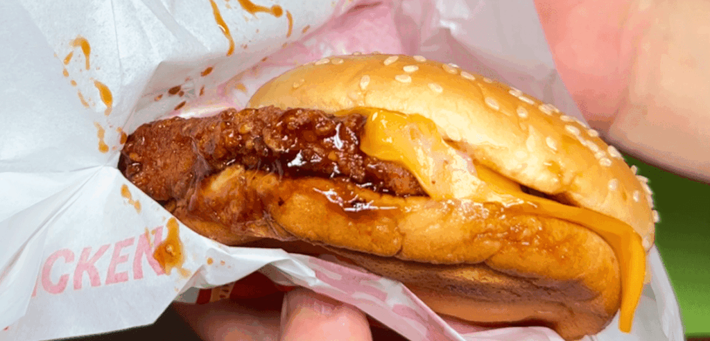 博多明太ポテトてりやきチキン:はみ出るチキン