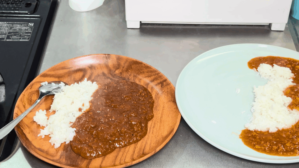 ファミマのキーマカレーとスパイシーキーマカレーを盛り付け