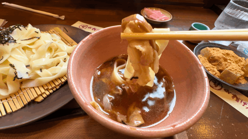 肉つけきしめんを掬った所