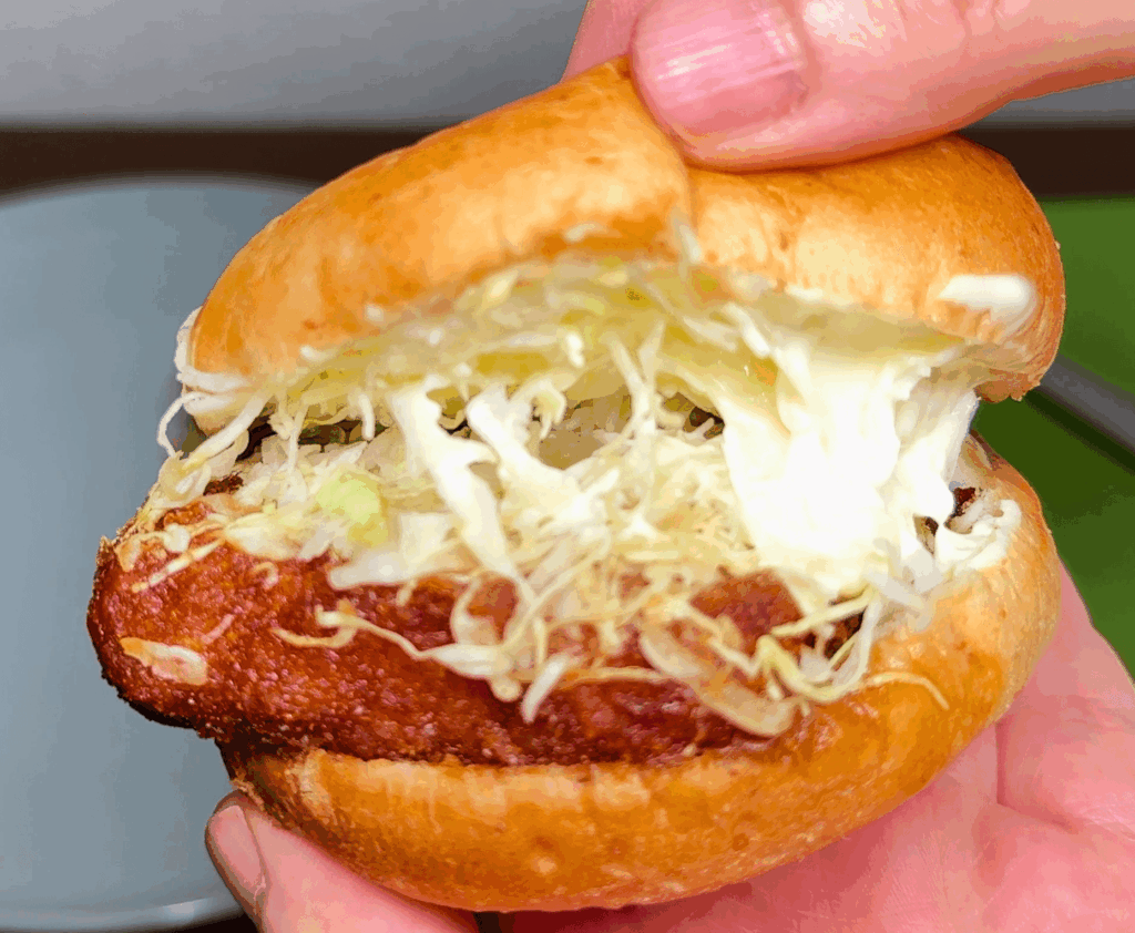和風チキンカツバーガーのバンズをめくったところ