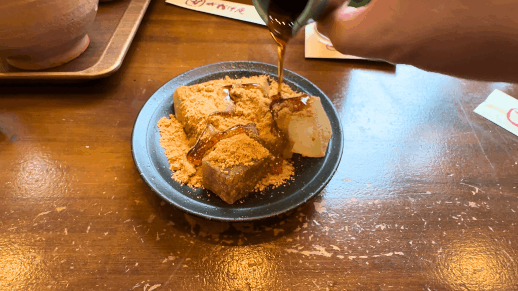 おかげ庵の本わらび餅に黒蜜をかける