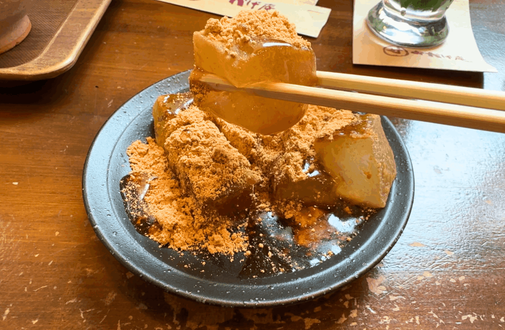 おかげ庵の本わらび餅をすくい上げた所