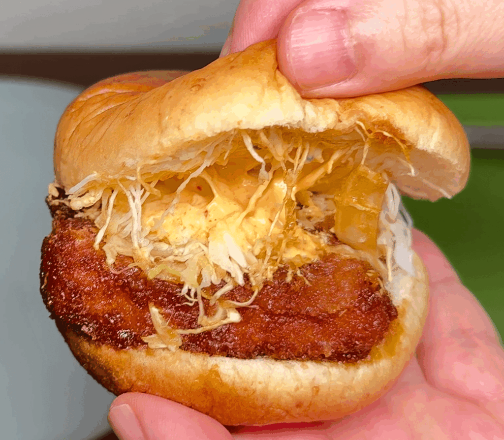 和風チキンカツバーガー本格ゆず七味のバンズをめくったところ