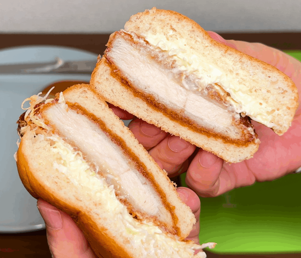和風チキンカツバーガーの断面