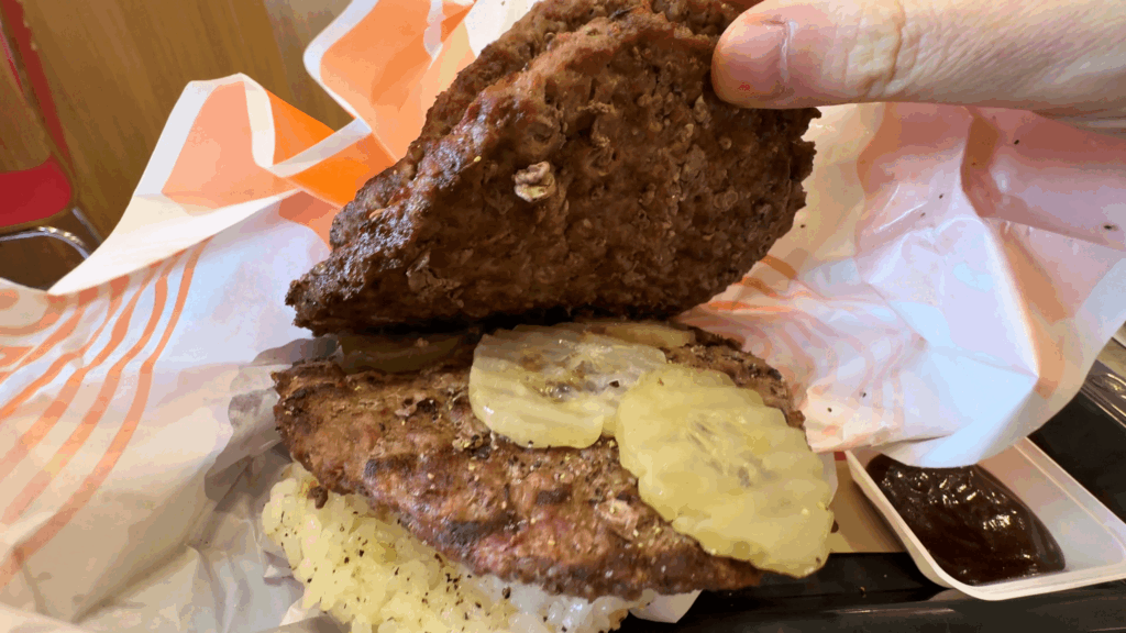 ピックルボールバーガーで2枚目のバンズをめくったところ