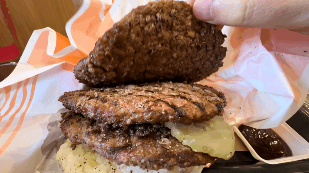 ピックルボールバーガーで1枚目のバンズをめくったところ